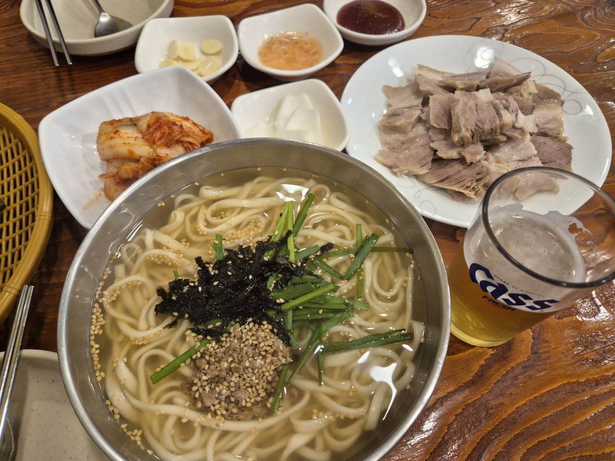 saemsaem99's tweet photo. 괜히 야구선수 대전 맛집이 아님
수육은 부드러운데 쫄깃해서 혓바닥에 착착 감기고 비빔양념은 자극 없이 맛깔남
국물이랑 면빨은 말하면 입만 아픔
한 그릇 먹고나면
여기다 소리 절로 나옴 https://t.co/7JtLqkNovx