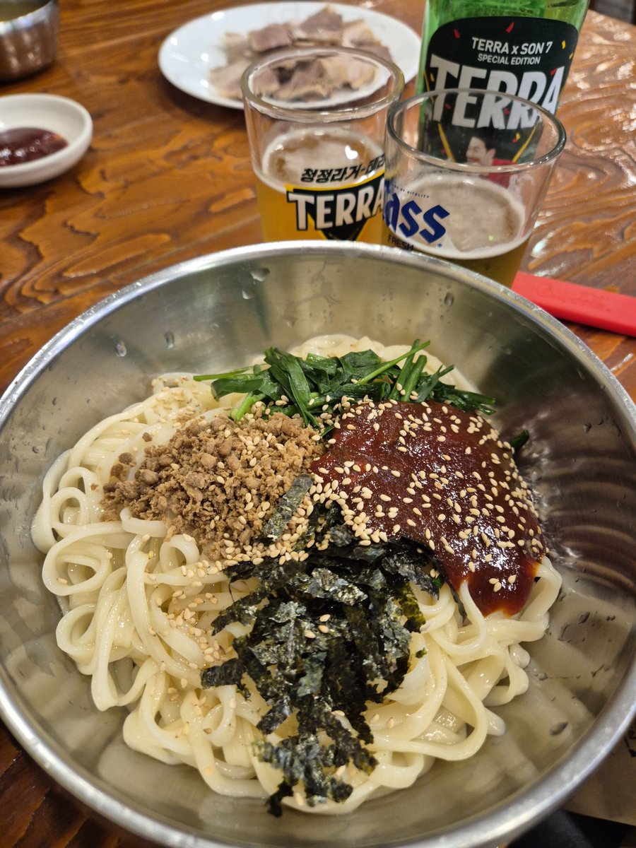 saemsaem99's tweet photo. 괜히 야구선수 대전 맛집이 아님
수육은 부드러운데 쫄깃해서 혓바닥에 착착 감기고 비빔양념은 자극 없이 맛깔남
국물이랑 면빨은 말하면 입만 아픔
한 그릇 먹고나면
여기다 소리 절로 나옴 https://t.co/7JtLqkNovx