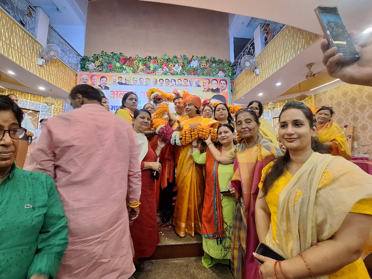 alka_gurjar's tweet photo. उत्तरप्रदेश -: 
शालीमार गार्डन,साहिबाबाद में आज विभिन्न सामाजिक संगठनों द्वारा किये गए भव्य स्वागत सम्मान,समरोह कार्यक्रम में रहना हुआ, कार्यक्रम में पप्पू पहलवान जी, श्री गौरव खारी जी 
कश्मीरी समाज के श्री संजू लंगर जी एवं उनके साथी, बंगाली समाज के भोलेनाथ जी चक्रवर्ती एवं उनकी टीम,गुर्जर समाज के रामपाल कसाना जी एवं उनकी टीम उत्तराखंड के नरेश देवरानी जी जगदीश सती की प्रवृत्ति देवली जी एवं उनकी टीम मद्रासी समाज के
रज्जी जी,भद्रादास जी एवं उनकी टीम,जाट समाज के पराग चौधरी जी एवं उनकी टीम, पंजाबी समाज के सुमित अरोड़ा जी एवं उनकी टीम,ठाकुर समाज के मास्टर देवेंद्र चौहान जी एवं उनकी टीम जैन समाज की रविंद्र जैन जी के उनकी टीम, त्यागी समाज के देवेंद्र त्यागी जी एवं उनकी टीम, राष्ट्रीय व्यापार मंडल की शैलेंद्र सक्सेना जी एवं समस्त व्यापारी गण शालीमार वेलफेयर की व्यापारी मंडल केशव सक्सेना जी एवं समस्त व्यापारीगण, वाल्मीकि समाज के राजा चरण जी एवं उनकी टीम ग्रीन बेल्ट RWA के सुबोध भड़ाना जी  राजीव गुप्ता जी संजीव गुप्ता जी एवं उनकी टीम सद्भावना मार्ग से समिति से विनोद चौधरी जी उनकी टीम, गुलमोहर पार्क से शत्रुघ्न लाल जी सुनील शर्मा जी उनकी टीम, दयानंद नगर से अभिषेक जी श्रीवास्तव जी सुनील त्यागी जी उनकी टीम, ऋषभ पार्क से अखिलेश गंगवाल जी चेतन द्विवेदी उनकी टीम, मंदिर मार्ग से राजेश सिंह कुंवर सिंह जी विजेंद्र राठी जी, खाटू श्याम मार्ग मयंक देव जी व उनकी टीम,राधे कृष्णा मार्ग से दिनेश माथुर जी भूषण लाल जी एवं उनकी टीम, राधे कृष्णा पार्क श्री रीना राय,शिव कुमार जी,राकेश तोमर जी, महाराणा प्रताप वाटिका से योगराज शर्मा जी विनोद कुमार सिंह जी कृष्णा सोसाइटी से जितेंद्र कुमार सिंह जी आस्था समिति से भूपेंद्र गोस्वामी जी एवं समस्त पार्षद गणों द्वारा किये गए स्वागत हेतु आभार | @blsanthosh