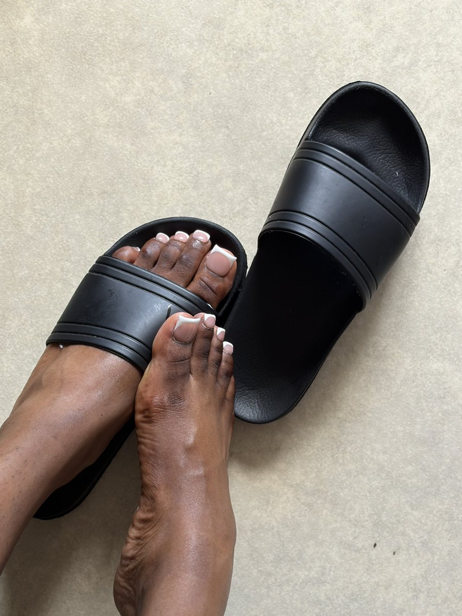 RemisPaws's tweet photo. My paws need some loving… who is up for it??😢🤔

#nsfwtwtًً #feetworshi̇p #feetfetısh #footfetısh #feet https://t.co/O1V2YhW36o
