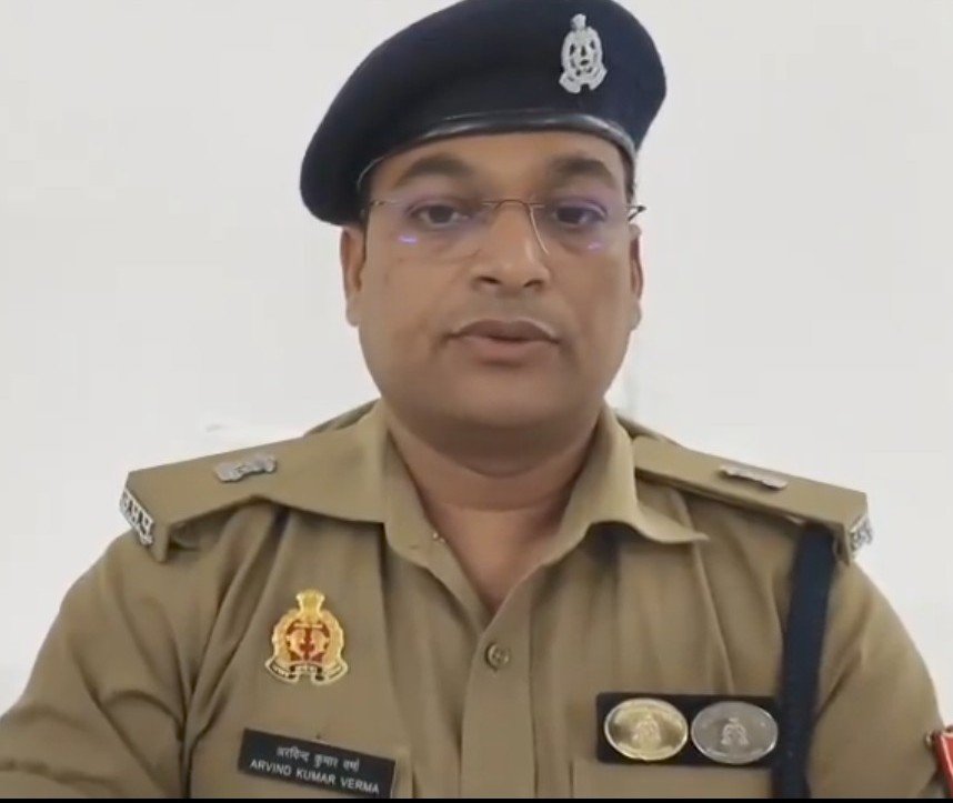 SurajKrBauddh's tweet photo. पुलिस और अपराधियों में फर्क क्या है?

​यूपी के हमीरपुर में पुलिस एक युवक को उठाकर थाने ले गई और उसे बेरहमी से टॉर्चर किया, थर्ड डिग्री दी। बाद में पता चला कि पुलिस ने गलती से दूसरे व्यक्ति को उठा लिया था।

​युवक की हालत गंभीर है और डॉक्टरों ने उसे कानपुर रेफर किया है। मुद्दा यह नहीं है कि पुलिस ने गलती से दूसरे व्यक्ति को उठाया, यह मुख्य मुद्दा नहीं है। मुद्दा यह है कि क्या भाजपा के राज में पुलिस आज भी इसी तरह किसी निर्दोष को भी उठाकर थाने में टॉर्चर करती है और लाठी के दम पर उससे जबरदस्ती गुनाह कबूल करवाती है? जब पुलिसकर्मी ही जज बने हुए हैं, तो प्रदेश में न्यायपालिका की क्या ज़रूरत है?

​थाने के सभी दोषी पुलिसकर्मियों पर तत्काल FIR दर्ज करके उन पर कड़ी से कड़ी कानूनी एवं विभागीय कार्रवाई करनी चाहिए। लेकिन उन पर कार्रवाई होगी भी भला कैसे? इस मामले में आप ज़रा अपर पुलिस अधीक्षक का बयान सुनिए:

​महोदय कह रहे हैं कि कोतवाली पुलिस ने गिरफ्तारी एवं सत्यापन के क्रम में शिवराज नामक एक युवक को थाने लाया था। पूछताछ करने पर उसके पिता का नाम भिन्न पाया गया। अतः शिवराज आक्रोशित होकर स्वयं को चोट पहुँचाते हुए खिड़की पर हाथ मारने लगा, जिससे उसके हाथ में चोटें आ गईं।

​वाह महोदय, आप कितने क्यूट हैं। क्या लॉजिक ढूँढा है आपने! आपके इस बयान से ही हम समझ सकते हैं कि यूपी पुलिस प्रदेश की आम जनता के साथ कितना न्याय करती होगी।