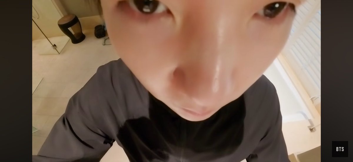 seokjinbit's tweet photo. THIS ANGLE ON YOONGI IM LAUGHING SO FUCKING HARD https://t.co/9BGpGdZ6Bc