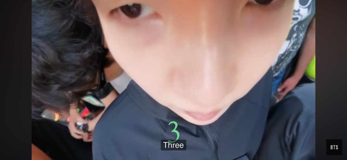 seokjinbit's tweet photo. THIS ANGLE ON YOONGI IM LAUGHING SO FUCKING HARD https://t.co/9BGpGdZ6Bc