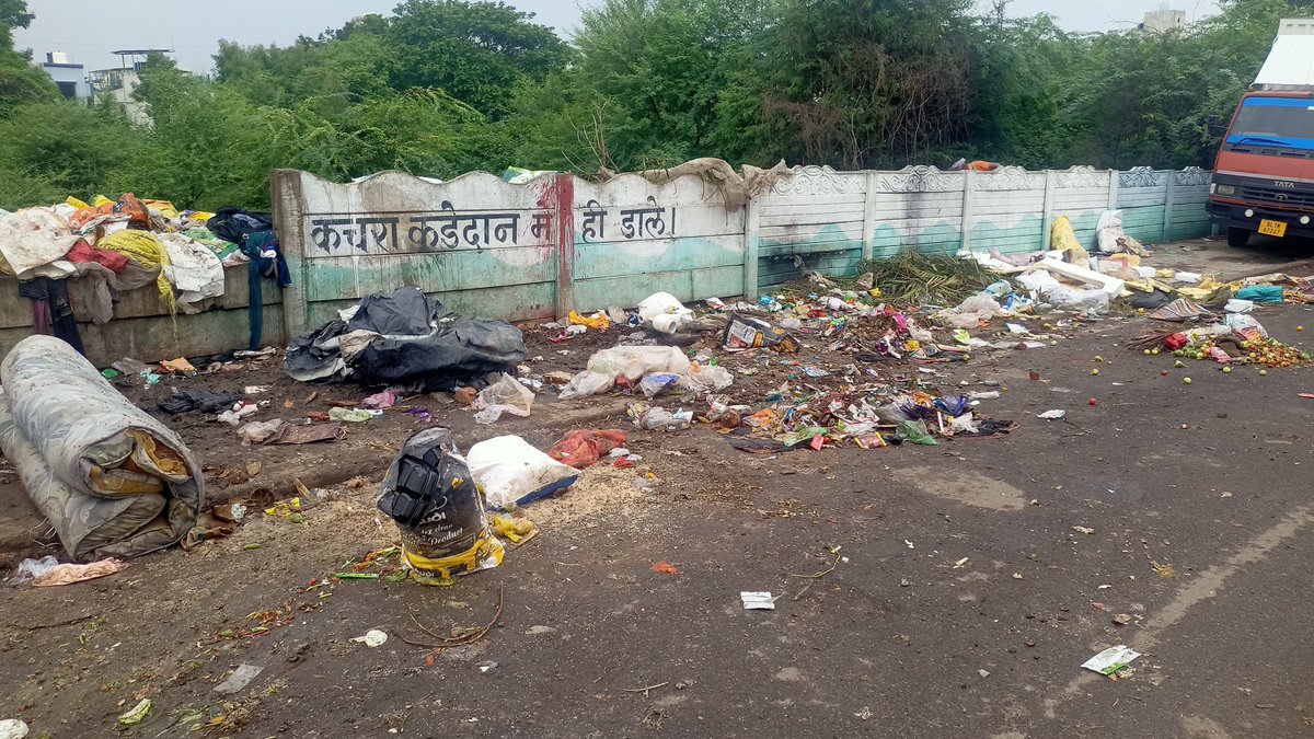 jayantkowe's tweet photo. Trash been thrown on footpath by some uneducated people on this road connecting KT Nagar to Deepak Nagar. Nagpur. Nagpur NMC please take some action on throwing garbage on road. 
@ngpnmc 
#nmcnagpur
#swachhbharat https://t.co/l19Chs0w7Z