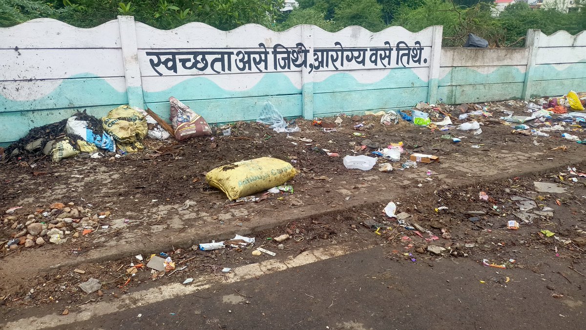 jayantkowe's tweet photo. Trash been thrown on footpath by some uneducated people on this road connecting KT Nagar to Deepak Nagar. Nagpur. Nagpur NMC please take some action on throwing garbage on road. 
@ngpnmc 
#nmcnagpur
#swachhbharat https://t.co/l19Chs0w7Z