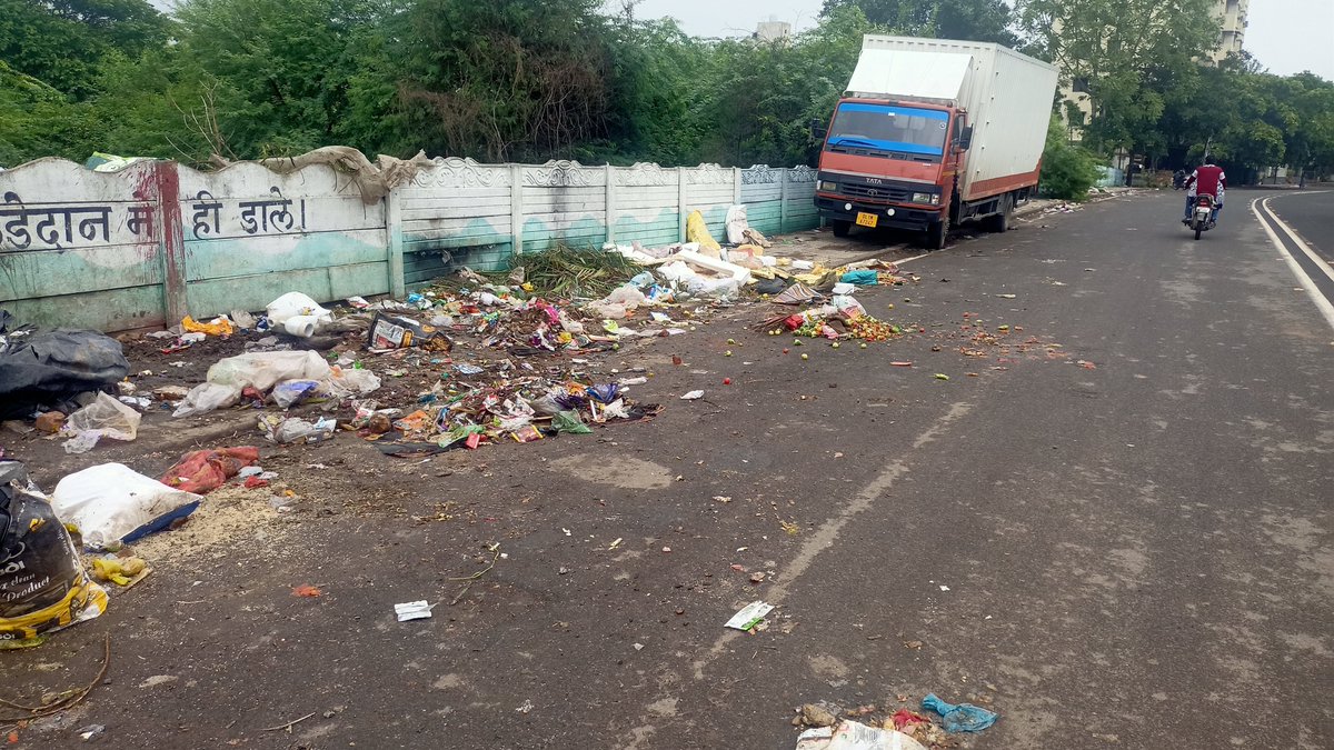 jayantkowe's tweet photo. Trash been thrown on footpath by some uneducated people on this road connecting KT Nagar to Deepak Nagar. Nagpur. Nagpur NMC please take some action on throwing garbage on road. 
@ngpnmc 
#nmcnagpur
#swachhbharat https://t.co/l19Chs0w7Z