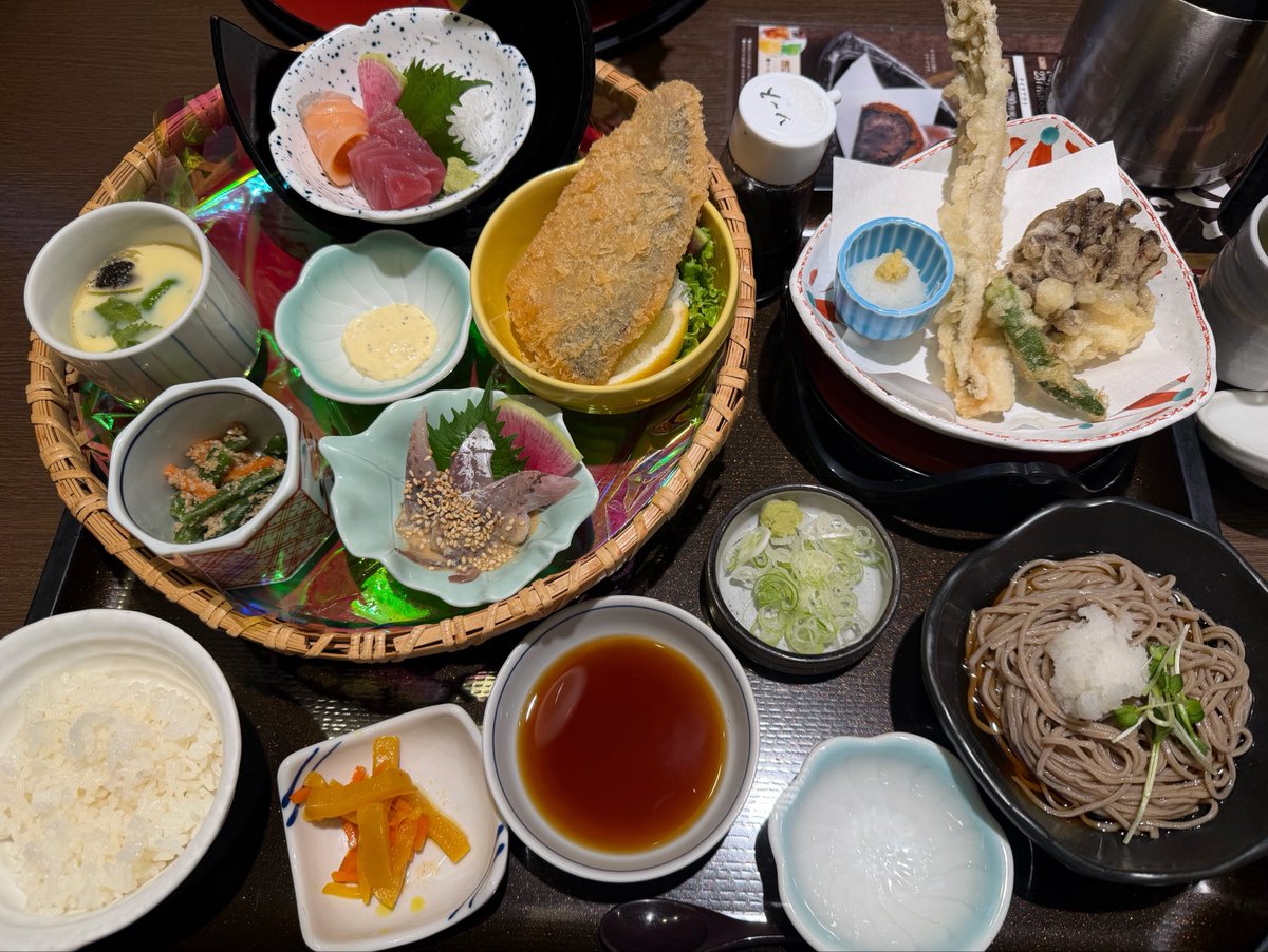 naotomy0414's tweet photo. 昨日はスポフェスの後は『中学生サミット』〜各校生徒会が集まってのディベート大会。

からの母の七回忌。
久しぶりに実家に帰って、母の話をしながら会食。父も甥っ子姪っ子も元気そうでなにより♬*°
夏の墓参りにも行けたらいいなぁ… https://t.co/zE4FYAWBSd