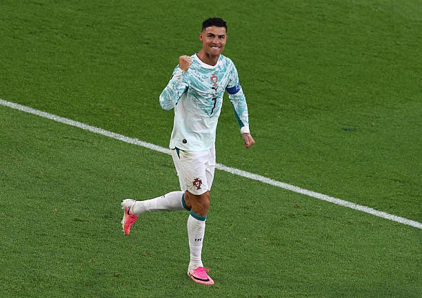 TouchmineX's tweet photo. 🚨🎙️ Luis Enrique on Cristiano Ronaldo :

"He doesn't play for money, he already has it. He plays for passion and glory." https://t.co/NDhsEImrVE