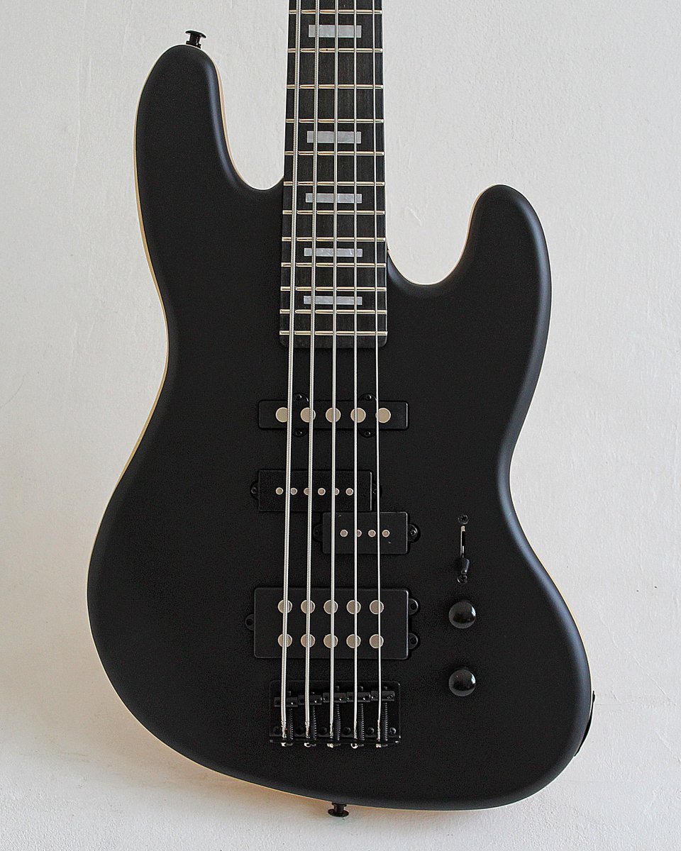 kononykheen's tweet photo. Two facts about Kononykheen Breed 51 bass:
- an absolutely versatile bass thanks to 3 different pickups
- those wide magnetic field ferrules will bring an awesome tone to you with any strings gauge
#bass #bassguitar #bassporn #bassguitars https://t.co/ebg2GaaKJT