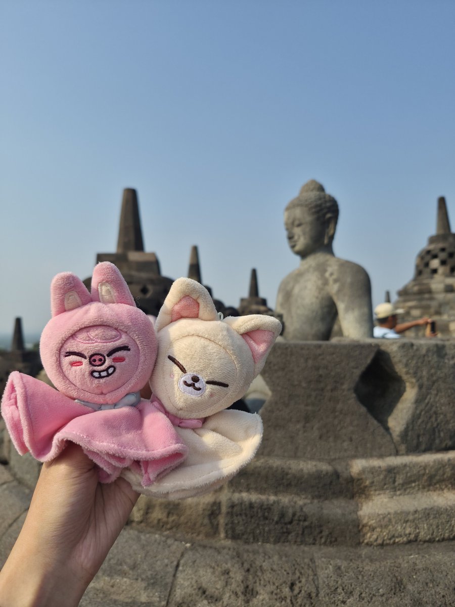 OyinOyingky's tweet photo. Sebelum balik ke Bogor, ajak bayi bayi kecil ini dulu ke Candi Borobudur ๐
#Jiduck #Tyonen #Dwaekki #Foxiny #Moi https://t.co/kxpxDYSbiK