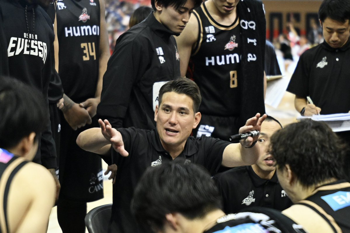 osakaevessa's tweet photo. 【お知らせ】
#藤田弘輝 ヘッドコーチが7/6(月)に韓国で開催される「FIBAバスケットボールワールドカップ2027 アジア地区予選 Window3」にコーチとして帯同します🇯🇵🔥

📅7/6(月) 19:30 TipOff
🆚韓国代表
📡BS朝日,ABEMA,DAZN,TVer

▼詳細はこちら
https://t.co/6UnlZyLm5t

#AkatsukiJapan #大阪エヴェッサ