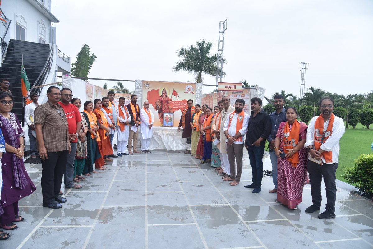 DaveSailesh's tweet photo. પંડિત દીનદયાળ ઉપાધ્યાય પ્રશિક્ષણ મહાઅભિયાન જૂનાગઢ મહાનગર ના વોર્ડ નંબર 12  માં વક્તા તરીકે ઉપસ્થિત રહી. " આપણી કાર્ય પધ્ધતિ " વિષય પર વક્તવ્ય આપ્યું“सामुहिकता समरसता ले गांव नगर हम चले चले”
 પંડિત દીનદયાળ ઉપાધ્યાય પ્રશિક્ષણ વર્ગ પ્રસંગે આયોજિત પ્રદર્શની ની સર્વે કાર્યકતાઓ-મુલાકાત https://t.co/D7qnWM4GaO