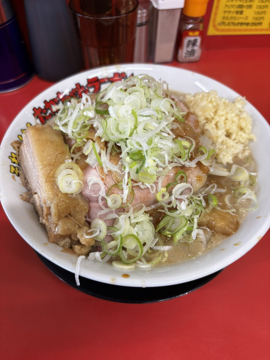 2Hiroto09's tweet photo. 日曜日はたかちゃんラーメン
店長とはるーが退職　残念😢
お世話になりました🙇
#守谷市ラーメン
#たかちゃんラーメン守谷店
#守谷市二郎インスパイア https://t.co/0C7KdHnJWq