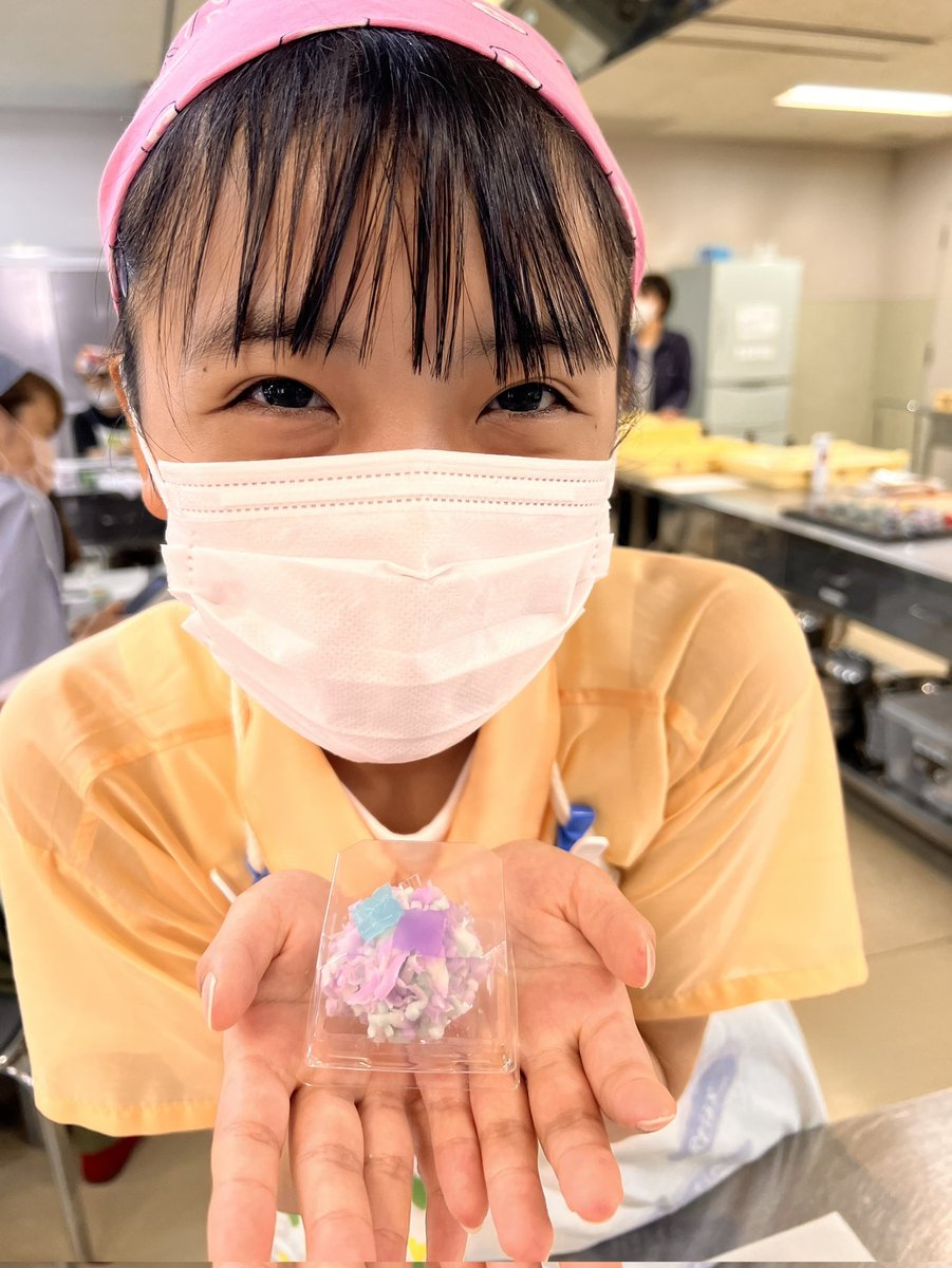 waka_diva's tweet photo. 今日は和菓子作り体験に行ってきました✨️
二種類作らせていただいて、形をきれいにするのがすごく難しくて、職人さんの美しい手さばきに見入ってしまいました☺️
おばあちゃんに届けたら喜んでくれてうれしかったです💕 https://t.co/2wU0Tpitbs