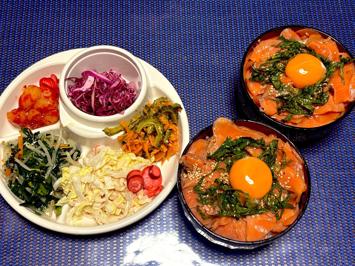 sakura80608's tweet photo. おうちごはん。

今日は大好きなサーモン丼( ¨̮ )

夏野菜もたくさん
収穫できてナムルに♡

来週から暑くなりそう(´−｀) https://t.co/bWCZpOLtl0
