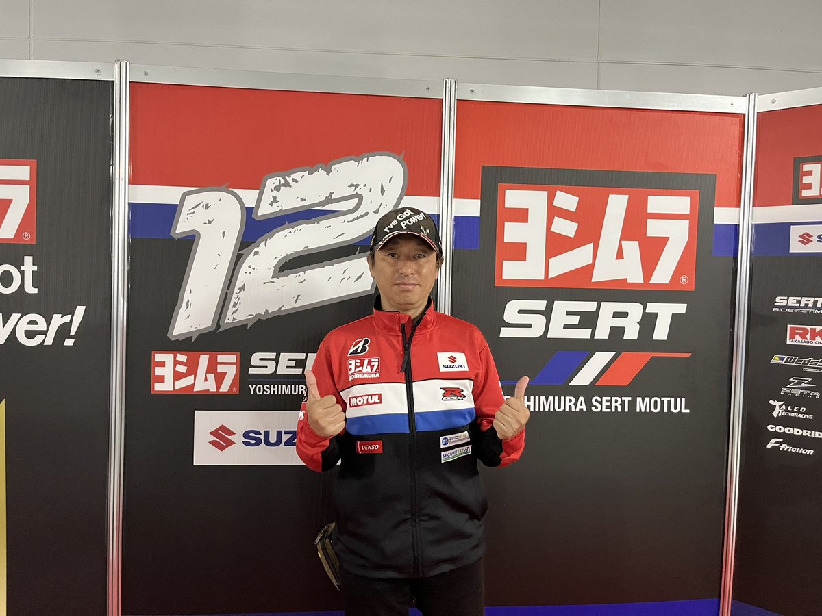 GSXR_Shiba's tweet photo. 鈴鹿八耐なのに、着込んでても寒い🥶
大雨の中セーフティーカーチェッカーは流石に初体験でした😅 https://t.co/DfnsDIJUUE