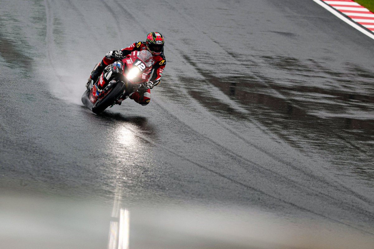 cocoro_55's tweet photo. #鈴鹿8耐 暫定6位でフィニッシュ🏁
終始レインでのレース。雨の中多くの方に現地で応援いただきありがとうございました🙏✨ https://t.co/vv63PBHbVE