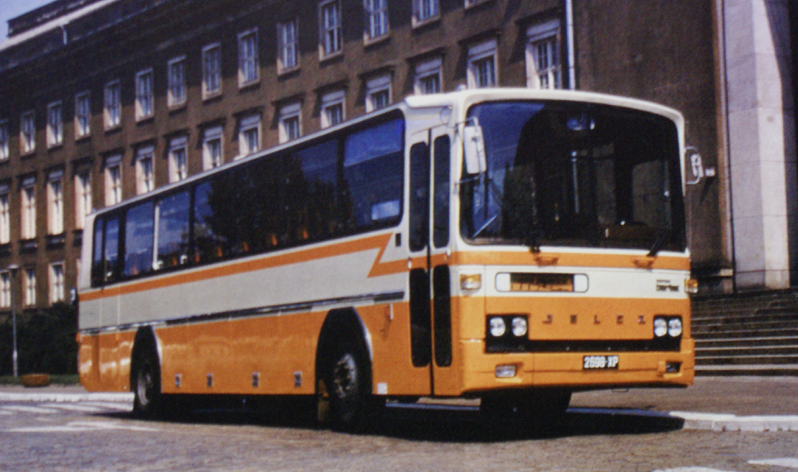 3W640_825's tweet photo. @Gieroslawski_ @OrzelBartlomiej To był dobry autobus, tylko rynek był za biedny na następców (H10 i kolejne) i żył za długo. Więc jak napisałem, bardziej żałuję na wskroś nowoczesnego Jelcza T120, którego pierwowzór wyszedł z desek inżynierów ze światowej czołówki (Berliet), a potem był sensownie rozwijany. https://t.co/SmjTIIPOnv