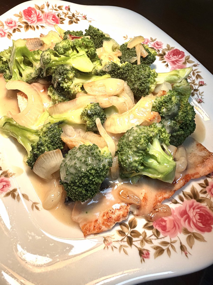 isashinichi's tweet photo. 今夜、作ったのは、

アボカドとトマトのブルスケッタ
サーモンのクリーム煮

でも、パパはどうしても、
3割引の鮎を焼きたくて。。。 https://t.co/XAfmtToLxW