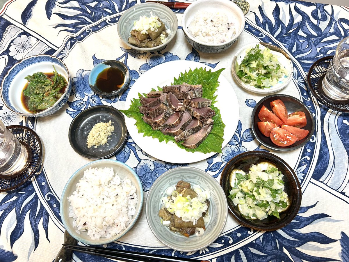hoshias2's tweet photo. 週末の〆夜ごはん
かつおのたたき
大葉の醤油漬け
牛すじと牛蒡煮
しそキャベツ
冷やしトマト

大葉の醤油漬けでごはんに乗せて巻いて食べるの美味しかったーー
白ごはん.comさんのレシピを参考に
https://t.co/A5Wt4XQVdS https://t.co/6yll3rNv0d
