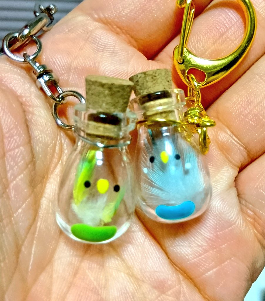 samenokan's tweet photo. 鳥フェスで出会った抜けたはね入れる瓶。とても良きアイテム https://t.co/arnRfXsMWO