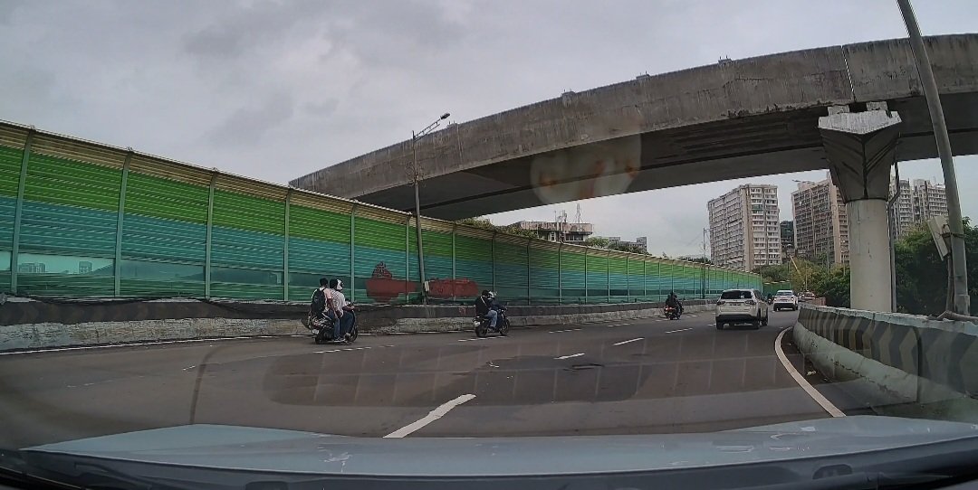 JaaTeri's tweet photo. @mybmc urgent attention needed regarding Suman Nagar Flyover. A lot of potholes have appeared in few days of rains putting motorists at risk, especially this could be fatal for two wheelers. #mumbai @ChemburChapters @TawdeRitu https://t.co/UQFP3c7aSO