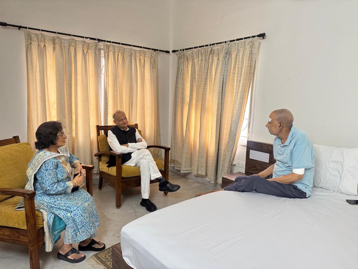 ashokgehlot51's tweet photo. चेन्नई में स्वास्थ्य लाभ ले रहे अलवर के पूर्व सांसद एवं वर्तमान बहरोड़ विधायक डॉ. जसवंत यादव से मुलाकात कर उनकी कुशलक्षेम पूछी। 

मैं ईश्वर से श्री यादव के जल्द स्वास्थ्य लाभ की प्रार्थना करता हूं। @MLADrJaswant https://t.co/vbtOVfbW6M