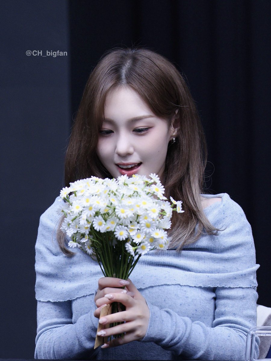 CH_bigfan's tweet photo. 𝐀𝐫𝐜𝐡𝐢𝐯𝐞

君がくれた 光を浴びて
強く咲かすよ
Da da da daisy🤍

#김채현 #CHAEHYUN #Kep1er #케플러 https://t.co/pNezC887jz