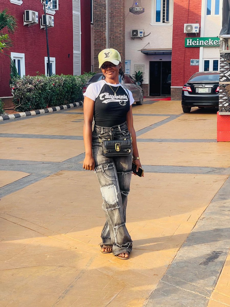 Billion dollars lady tweet media