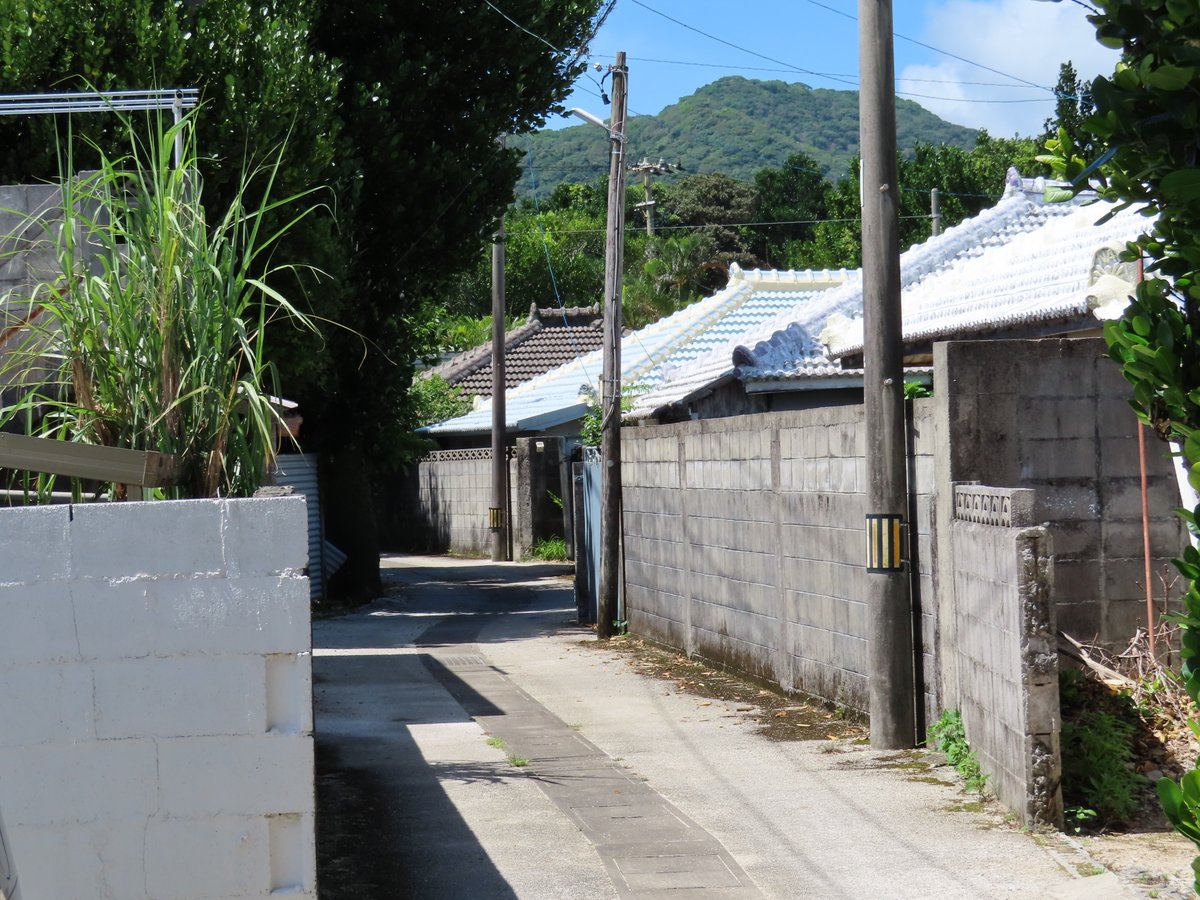 tabiringu's tweet photo. 今帰仁村の今泊は古民家が立ち並び、道の先にエメラルドグリーンの海が見える、古き良き沖縄の集落。 https://t.co/72MFm2Ux5a