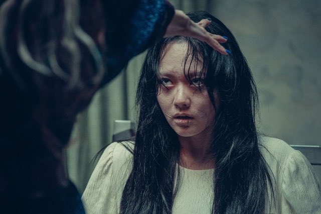 DempaKaii's tweet photo. 『悪魔祓い株式会社』

悪魔崇拝者、多すぎ！ショッカーの戦闘員のようにわらわら現れてはアニキにぶっ飛ばされる
ちゃんと段階を踏んだ悪魔祓いもするけど、崇拝者乱入してくる
狭い場所でもしっかり脇締めてボディでぶっ飛ばす https://t.co/YPUrZSOo2K