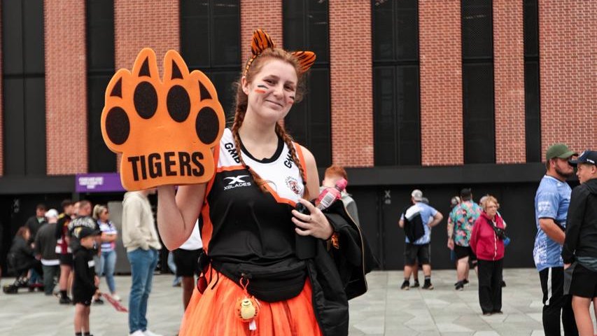 CTRLFC's tweet photo. Cas Fans in the House ⚫️🟡🐯 #COYF #MagicWKND https://t.co/FQnwgjMPOO