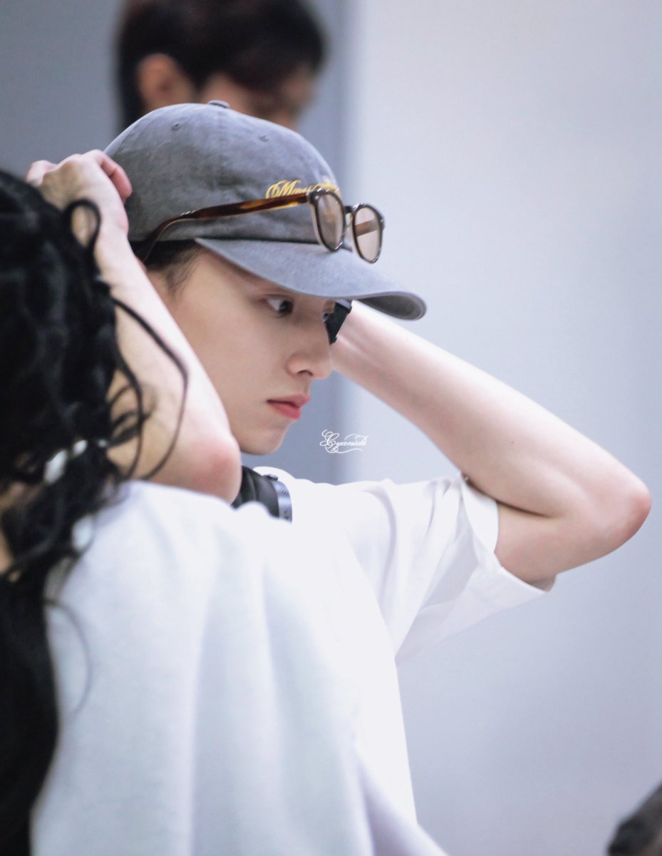 Love704047's tweet photo. "That pose, that gaze... More elegant, more striking than a lady. Gulf has transformed this image into a work of art; it wouldn't be this perfect even if drawn with a pencil." "This is what you call beauty. Women should be jealous, because that cap, those glasses, that side glance... When it all comes together, he resembles an angel. The pinnacle of male beauty!"♥️

#GulfKanawut