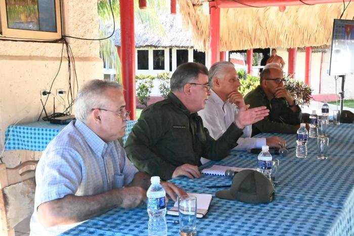 minint_cuba's tweet photo. Los Grupos de Orden Interior: fuerza valiosa para el buen funcionamiento de las Zonas de Defensa. El Presidente del Consejo de Defensa Nacional, Miguel Díaz-Canel Bermúdez, visitó este sábado la Zona de Defensa Wajay -una de las siete del capitalino municipio de Boyeros #Cuba https://t.co/oairz5eFN1