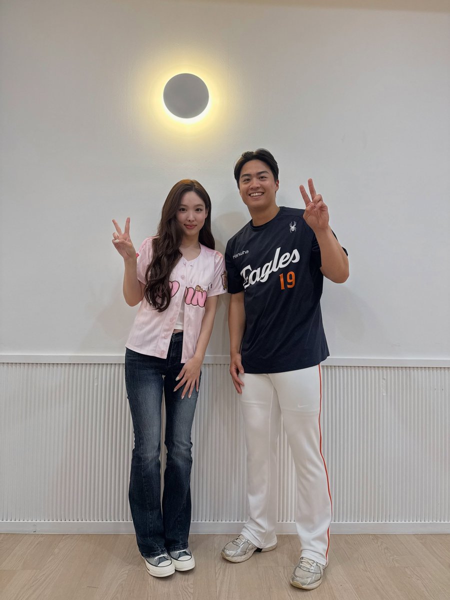 DC_NAYEONE's tweet photo. 왕옌청 선수 인스타 #나연 
https://t.co/6RRyWpAGxF https://t.co/JnRZv37JZo