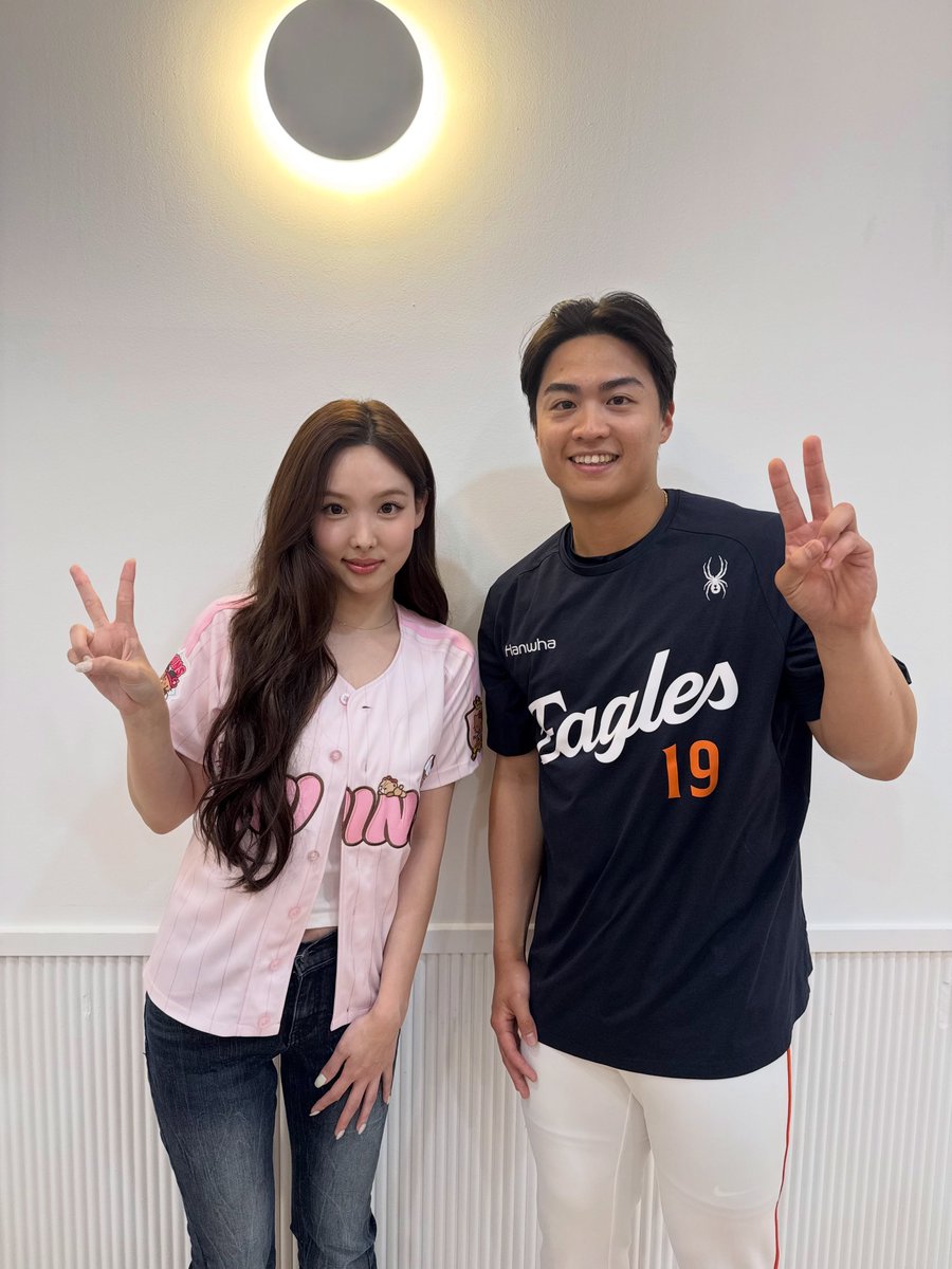 DC_NAYEONE's tweet photo. 왕옌청 선수 인스타 #나연 
https://t.co/6RRyWpAGxF https://t.co/JnRZv37JZo