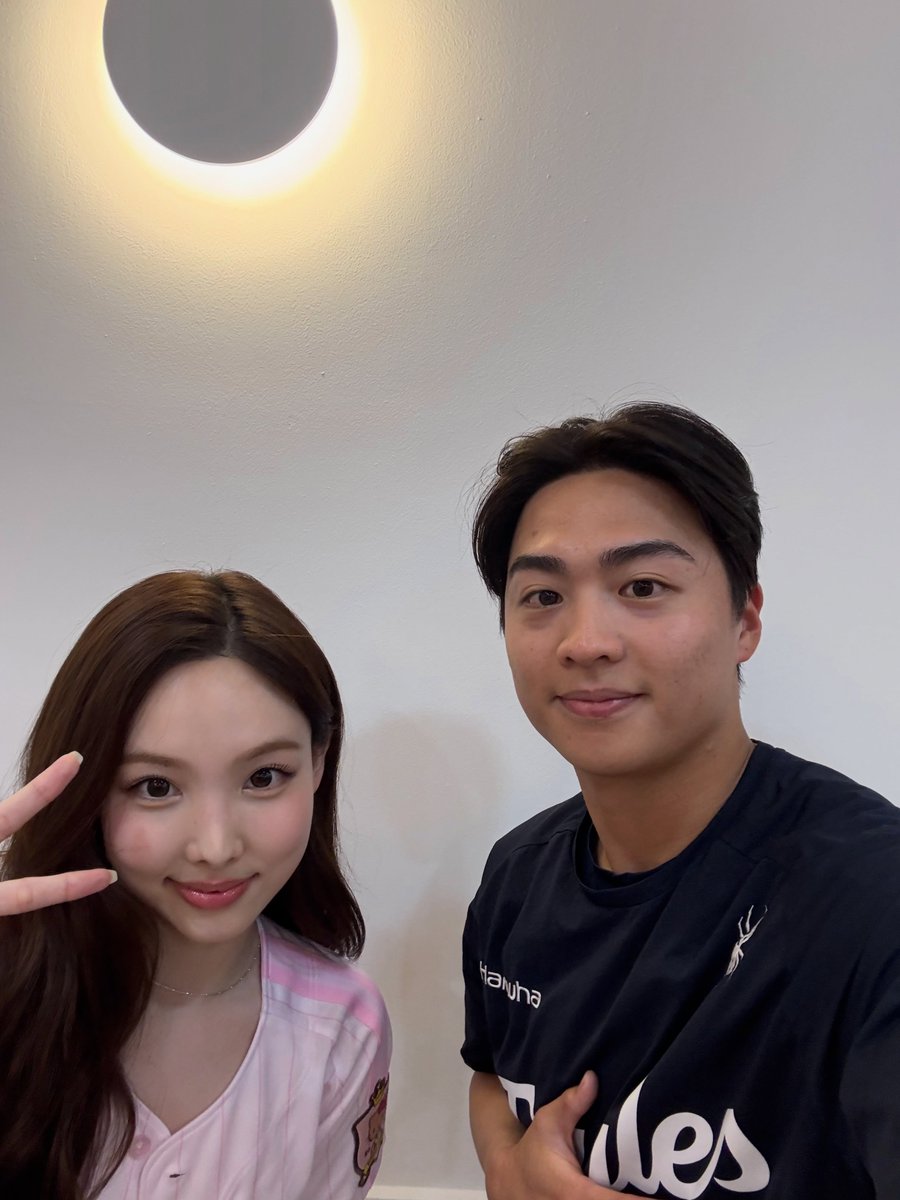 DC_NAYEONE's tweet photo. 왕옌청 선수 인스타 #나연 
https://t.co/6RRyWpAGxF https://t.co/JnRZv37JZo