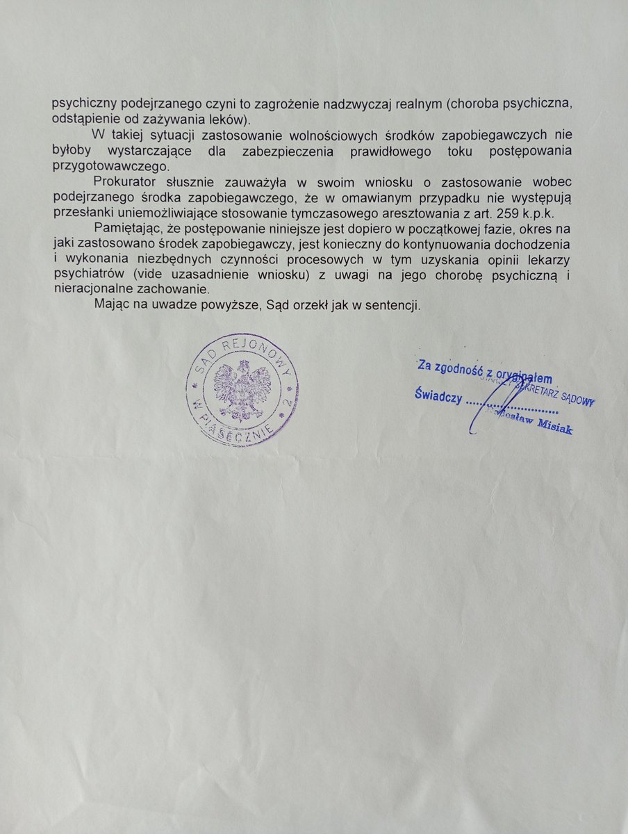 LKraskowski's tweet photo. Tak zamyka sędzia Rafał Janiszowski-Downarowicz. 
Na trzy miechy. Wrzuca do celi z pluskwami bez żadnego zmiłuj. 

Pozwolił mi mówić kilka minut. Bez adwokata, bo adwokat tylko utrudniałby sprawne procedowanie. Nawet bez adwokata z urzędu, nazywanego "paprotką", który tylko by słuchał i by się przyglądał, ale przynajmniej proceduralne wszystko by się zgadzało. 

W dokumencie autorstwa sędziego Downarowicza nie ma imienia i nazwiska pani prokurator, z którą pan sędzia się zgadza. "Jak słusznie zauważyła Pani Prokurator...". Nie wiadomo kto mnie oskarżał. 

Nie ma również obligatoryjnego (!!!) pouczenia, że postanowienie o areszcie można zaskarżyć, w jakim terminie i do którego sądu. Porównywałem ten kwit z kwitami innych osadzonych w mojej celi. Wszyscy mieli pouczenie. Wiedzieli do jakiego sądu i do jakiego wydziału należy złożyć apelację. I że termin jest zawity, czyli nieprzekraczalny i wynosi 7 dni. 
Ja oczywiście domyślałem się, że powinienem złożyć do Sądu Okręgowego w Warszawie. Ale bezpośrednio do tego sądu czy za pośrednictwem sądu w Piasecznie? Do jakiego wydziału? Nie miałem adwokata. Sędzia Downarowicz go nie dopuścił. 

W postanowieniu Downarowicza jest mowa o tym, że pozostając na wolności mógłbym wpływać na postawę świadków "w celu tworzenia alibi lub innego zakłócenia prawidłowego toku postępowania" w policyjnym dochodzeniu SWD-14834/26 (zostałem zaatakowany przez nożownika, złożyłem doniesienie o popełnieniu przestępstwa), w którym mam status POKRZYWDZONEGO!!!

"Podejrzany posiada wprawdzie miejsce stałego pobytu w Polsce to jednak, jak słusznie zauważyła Pani Prokurator, bardzo często przebywa za granicą (...). Istnieje zatem uzasadniona obawa, że będzie on w sposób bezprawny utrudniać postępowanie karne, poprzez ukrywanie się przed organami ścigania". 
W ciągu ostatnich pięciu lat trzy razy byłem za granicą. To "bardzo często". 
W 2025 roku tydzień spędziłem w Chorwacji podczas świąt wielkanocnych i trzy miesiące w Sarandzie (#Albania) - od 24 września do 23 grudnia 2025 r.
W tym roku byłem dwa tygodnie w mojej ukochanej Sarandzie - od 14 do 28 kwietnia 2026 r. 

To wszystko to nie jest efekt mojej wybujałej fantazji.
To wydarzyło się naprawdę. 
I może spotkać każdego z nas. 
To jest Polska Anno Domini 2026.

#kasta @wina_Mazurka @K__Stanowski @TomaszSakiewicz @GPtygodnik @rzeczpospolita @RPPrawo @BiuroRPO @RMF24pl @se_pl @RMF24pl @faktypofaktach @szczerze_kuzwa_ @Maciej824635 @cezarygmyz @w_sumlinski @gazetapl_news @DziennikPL @pisorgpl @polska_kasia @Oszukani_PL