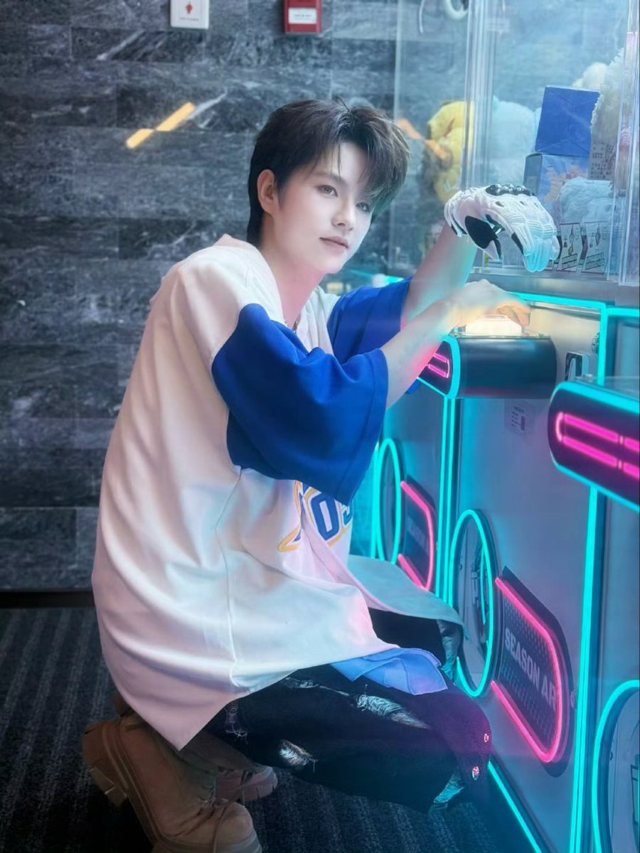 LEVINDONESIA's tweet photo. 050726 Wang Zihao LE'V Update (3)

Aku lagi di jalan nih, tungguin aku ya, sebentar lagi sampai!

#LEV #레비 #レビ
#WangZihao #왕즈하오 #王子浩 #ズハオ @LEV_Official_ https://t.co/DewvTfbfD9