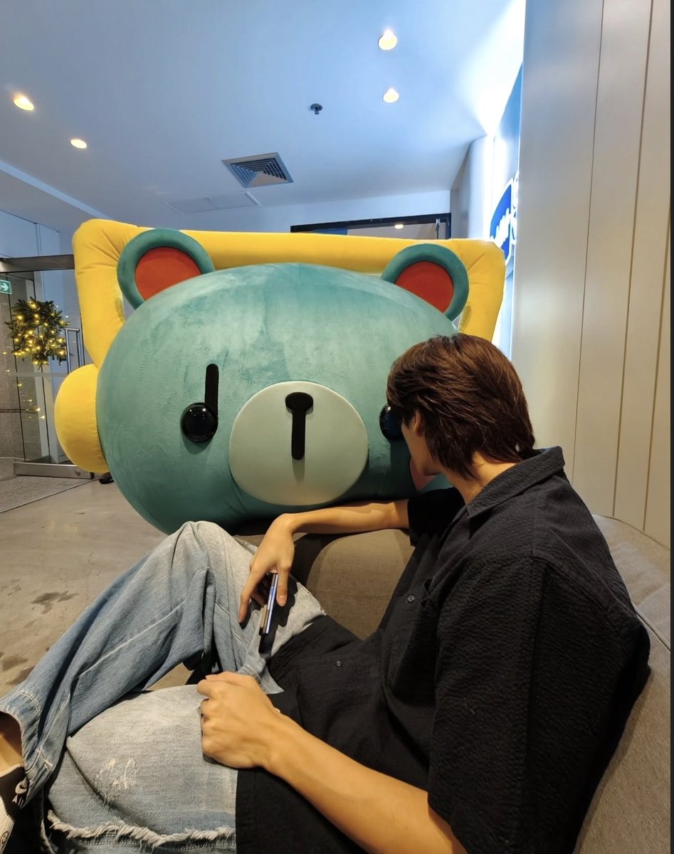 lertkosuemn's tweet photo. THIS IS SO DATING CODED, DONT TELL ME OTHERWISE. https://t.co/TwilluaYkE