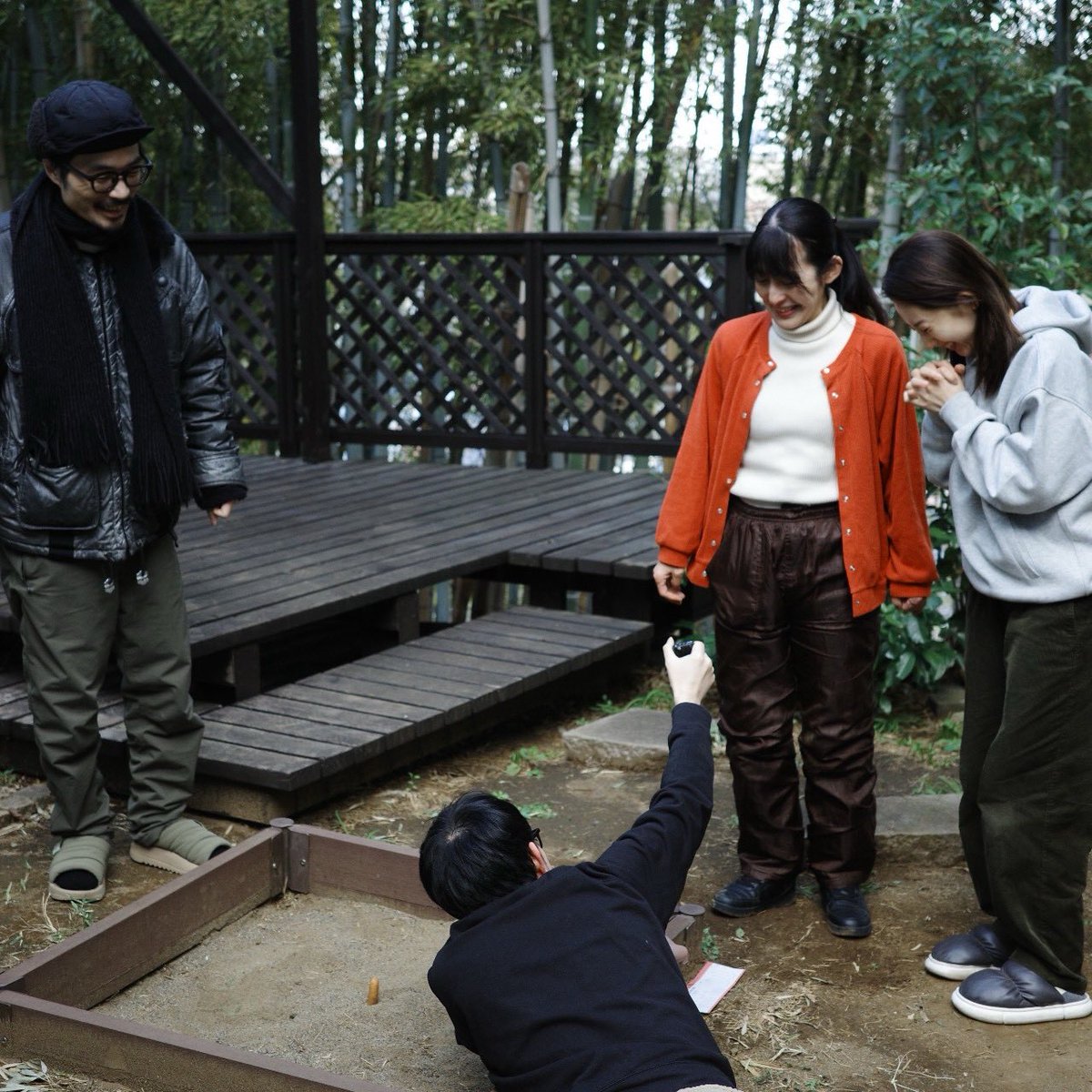 littlebit_2022's tweet photo. #001「サタデーフィーバー指」Making2

全編はYouTubeで無料公開中。

《長部メモ》
1枚め
奮闘芝居でピンマイク一個ぶっ壊れ、
後半ピンマイク一個でどうにか撮る様子。
MA星さん神。
2枚め
指？の位置を探る我々。
3枚め
超少人数撮影。この日以降、仲間が徐々に増えてくる。
4枚め
楽しそうな二人。 https://t.co/HdEDmJta5Q