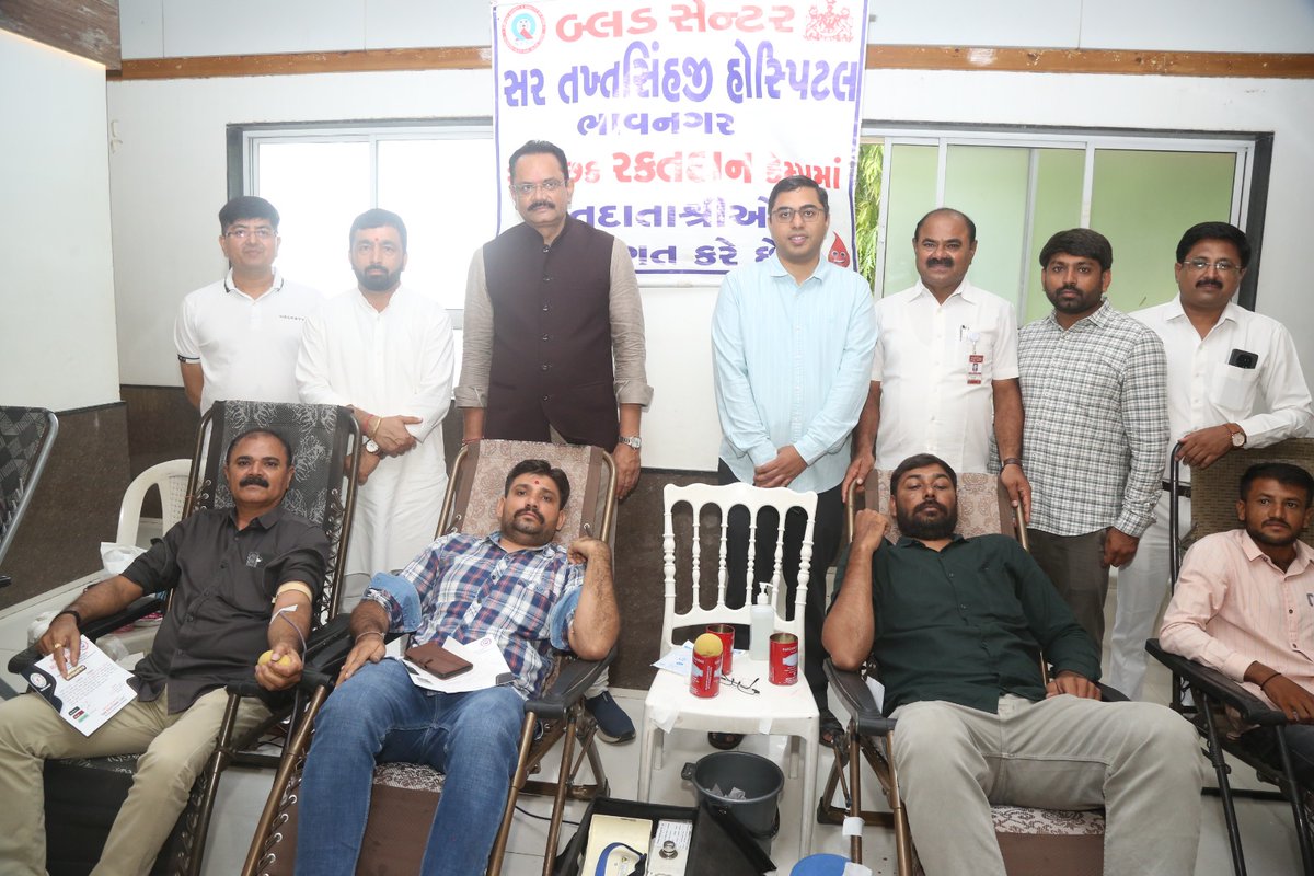jitu_vaghani's tweet photo. 🩸 રક્તદાન એ મહાદાન...

શ્રી કારડીયા રાજપૂત યુવા સંઘ - ભાવનગર દ્વારા આયોજિત "રક્તદાન શિબિર"માં  રક્તદાતાઓનો જુસ્સો વધાર્યો; નિઃસ્વાર્થ ભાવથી રક્તદાન કરનાર રક્તદાતાઓના આ માનવસેવા કાર્યને બિરદાવ્યું. 

આ પવિત્ર કાર્ય અનેક જીવનોને નવી આશા અને નવું જીવન આપનારું છે, ત્યારે કારડીયા રાજપૂત સમાજમાં સેવા, સંવેદના અને સહભાગિતાની આ ભાવના સતત પ્રેરણારૂપ બની રહે તેવી શુભેચ્છાઓ.