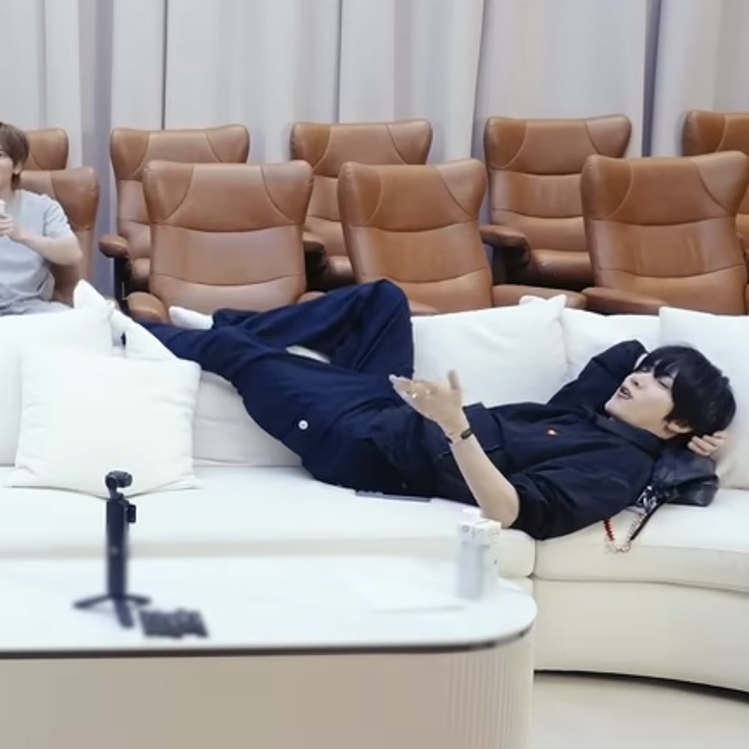 weIIneverchange's tweet photo. what is beomgyu’s problem with this posture lately https://t.co/6pVVyEdxOG