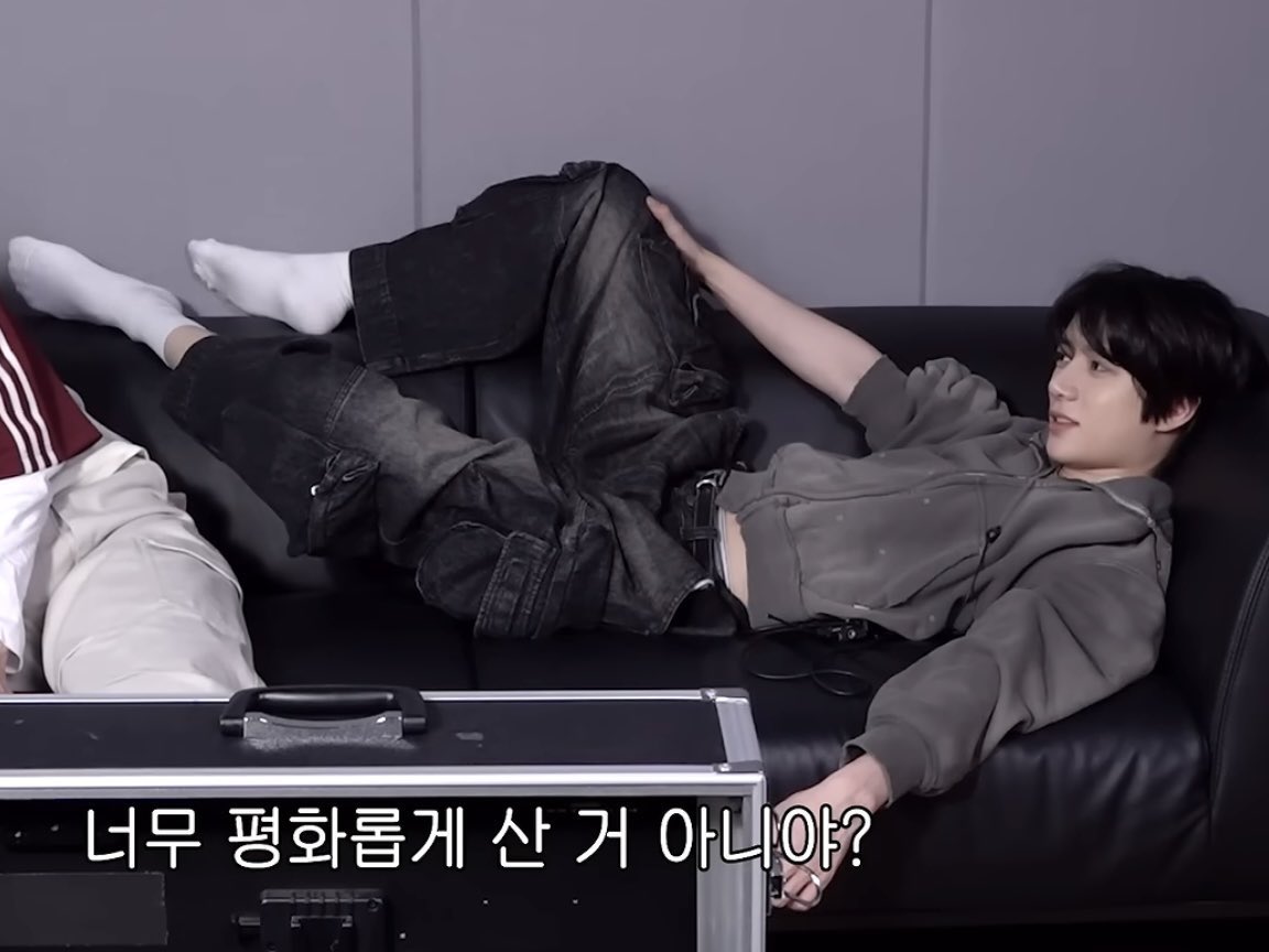 weIIneverchange's tweet photo. what is beomgyu’s problem with this posture lately https://t.co/6pVVyEdxOG