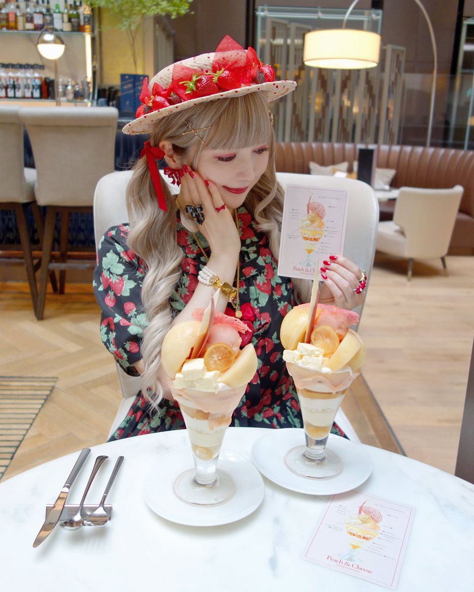 昨日はJaneの苺を着て桃のパフェを食べるなど🍓🍑桃がまるっと使われて