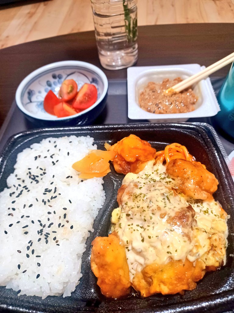 aomichi1975's tweet photo. だーりん出張ちゅ
🤫✨✨背徳のコンビニ弁当
あーーーん
ど💕💕
デザートっっ🌰🍰✨✨
#ひとり飯 #ひとりご飯
#夜ごはん #夕ごはん
#おうちごはん
#コンビニ弁当🍱
#ミニストップ #MINISTOP
#茨城県産笠間栗のモンブラン
#モンブランケーキが好き🌰♥️
#ぬい活 https://t.co/Lhdxx4QcqS
