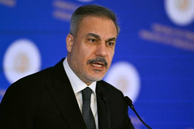 bararit's tweet photo. وزير الخارجية التركي يقول إن إسرائيل هي "مشكلة العالم".
غريب...
لأن حكومة أردوغان ما بتمل من إعطاء العالم دروس بالإنسانية.
بس لما أكثر من مليون إنسان بشمال سوريا فقدوا المياه بعد استهداف البنية التحتية والأزمة الإنسانية اللي وثقتها منظمات دولية...
صار الصمت فجأة فضيلة.
واضح إن حقوق الإنسان عند بعض الساسة بتشتغل حسب العنوان... مش حسب الإنسان.
ولا أنا فاهمة غلط؟🤔