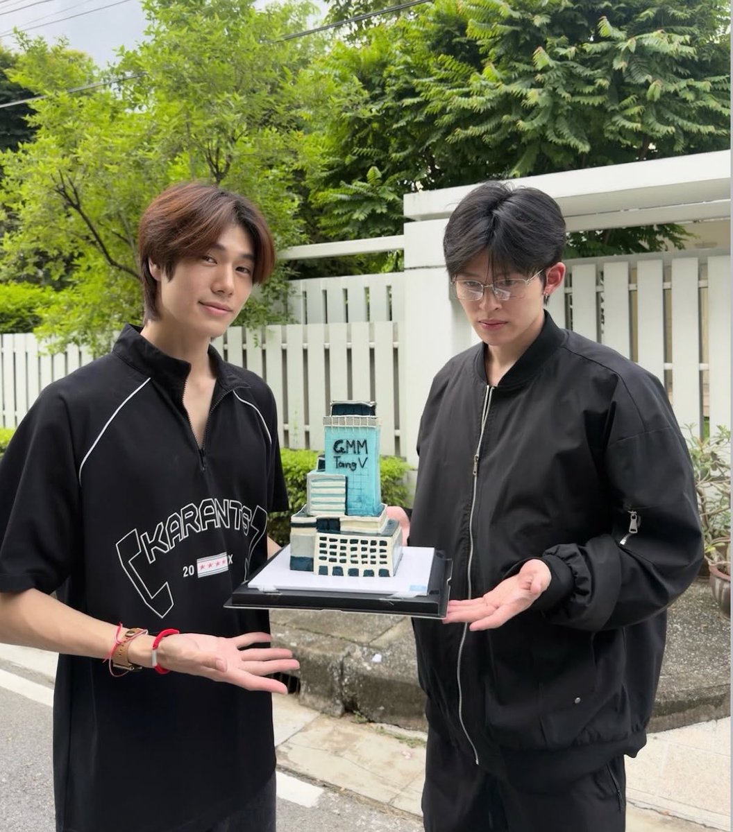 hamburggers's tweet photo. ตาย เอาเค้ก GMMTang V ให้เค้าถึงบ้าน ไกลแค่ไหนคือใกล้ เจ้าของวันเกิดอุ้มลูกสาวมาต้อนรับเค้าอีกๆๆๆ คนให้เค้กมีความสุขกว่าเจ้าของวันเกิดอีก😭😭😭😭😭😭 https://t.co/cCg3APEIab