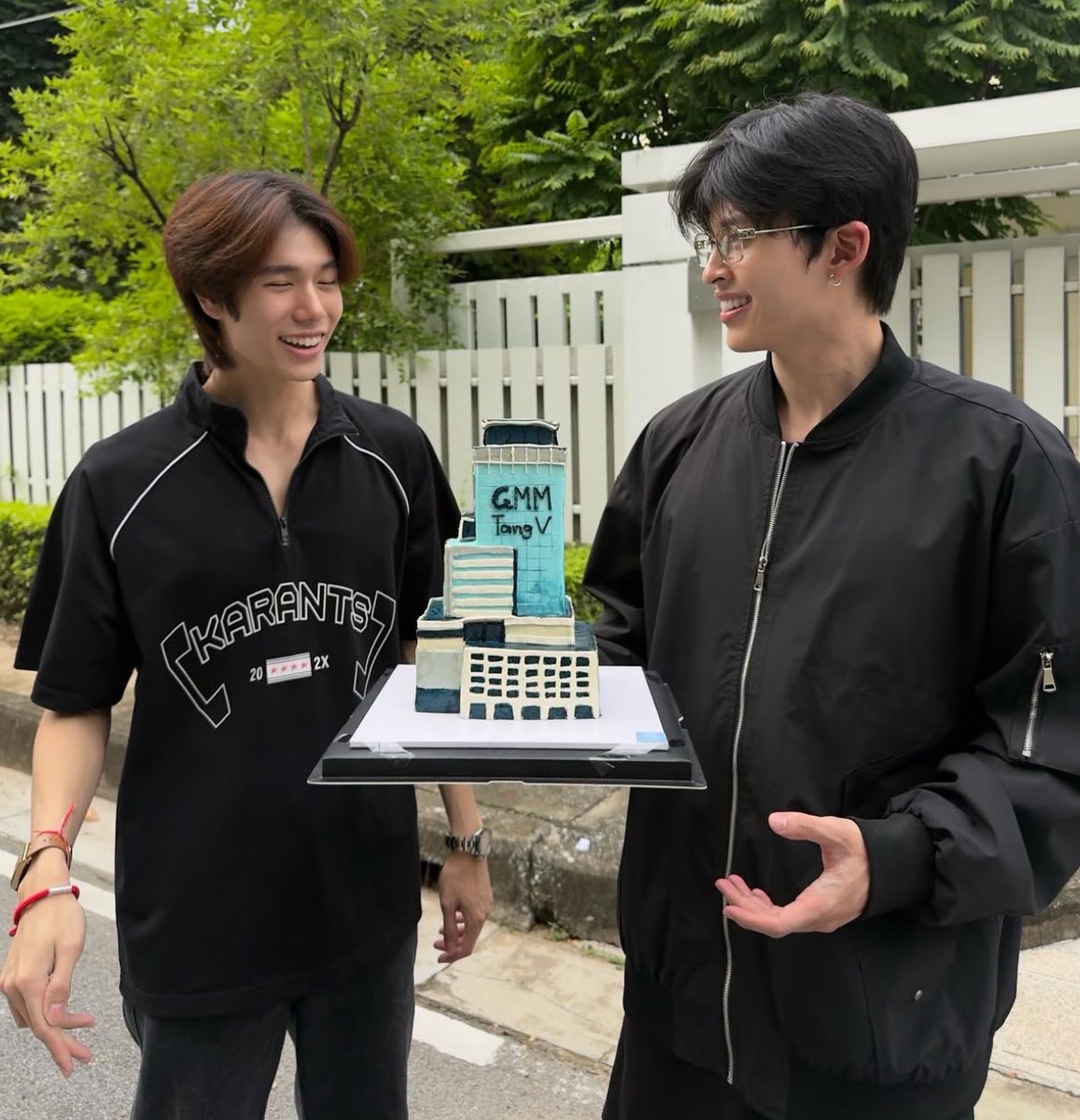 hamburggers's tweet photo. ตาย เอาเค้ก GMMTang V ให้เค้าถึงบ้าน ไกลแค่ไหนคือใกล้ เจ้าของวันเกิดอุ้มลูกสาวมาต้อนรับเค้าอีกๆๆๆ คนให้เค้กมีความสุขกว่าเจ้าของวันเกิดอีก😭😭😭😭😭😭 https://t.co/cCg3APEIab