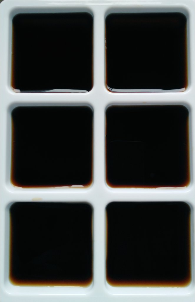 ebiyukie's tweet photo. 友人宅でもて余していた？ドリップ用のコーヒーを使って、製氷皿🧊でコーヒーゼリーを精製するも取り出しに失敗☕ https://t.co/4qnaxtJSxq